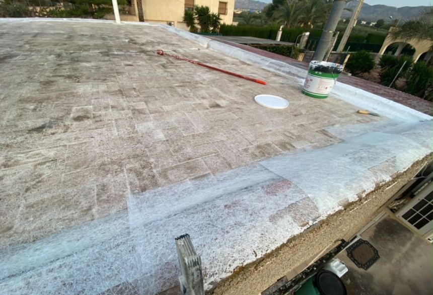 Terraza antes de impermeabilizar, superficie preparada con membrana de fibra de vidrio